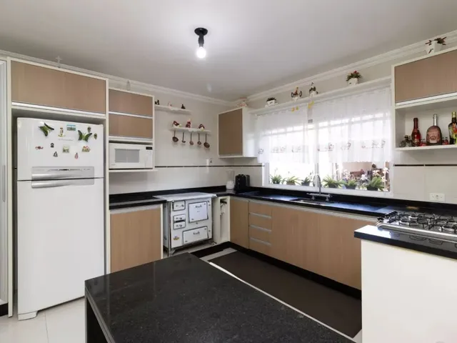 Casa com 400m² 2 quartos e 3 banheiros, à venda, no bairro São Braz em Curitiba