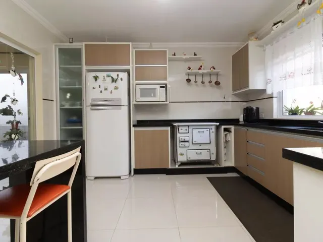 Casa com 400m² 2 quartos e 3 banheiros, à venda, no bairro São Braz em Curitiba