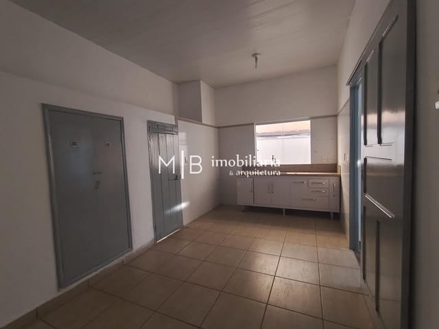 Casa 4 quartos e 2 banheiros, para alugar, no bairro Centro em Lavras