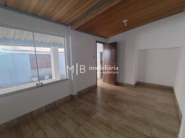 Casa 4 quartos e 2 banheiros, para alugar, no bairro Centro em Lavras