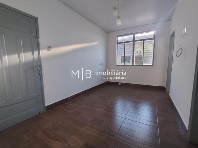 Casa 4 quartos e 2 banheiros, para alugar, no bairro Centro em Lavras