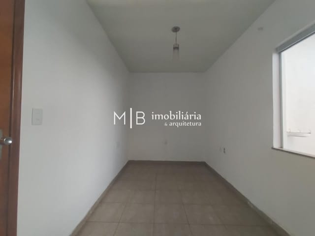 Casa 4 quartos e 2 banheiros, para alugar, no bairro Centro em Lavras