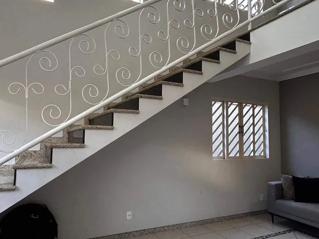 Casa com 439m² 5 quartos e 4 banheiros, à venda, no bairro João Pinheiro em Belo Horizonte