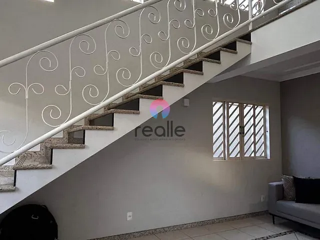 Casa com 439m² 5 quartos e 4 banheiros, à venda, no bairro João Pinheiro em Belo Horizonte