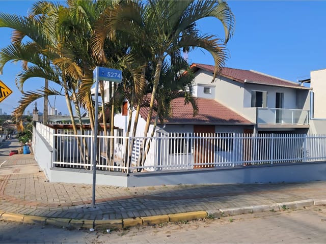 Casa 4 quartos e 3 banheiros, à venda, no bairro Santo Antônio em Balneário Piçarras