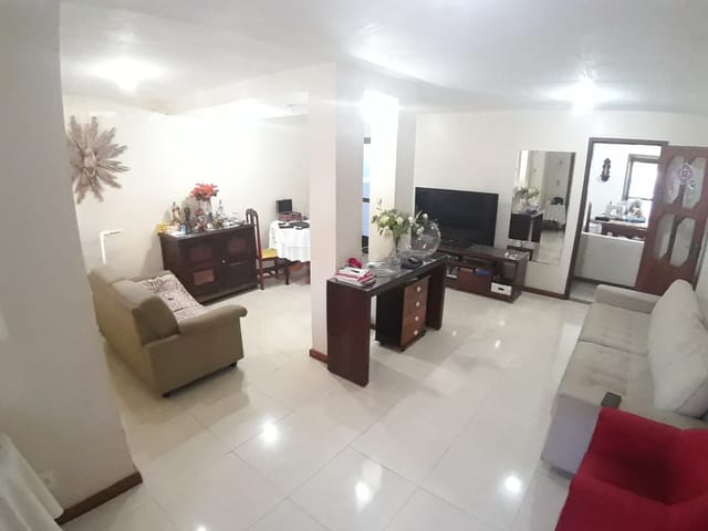 Casa com 270m² 3 quartos e 2 banheiros, à venda ou para alugar, no bairro Imbetiba em Macaé