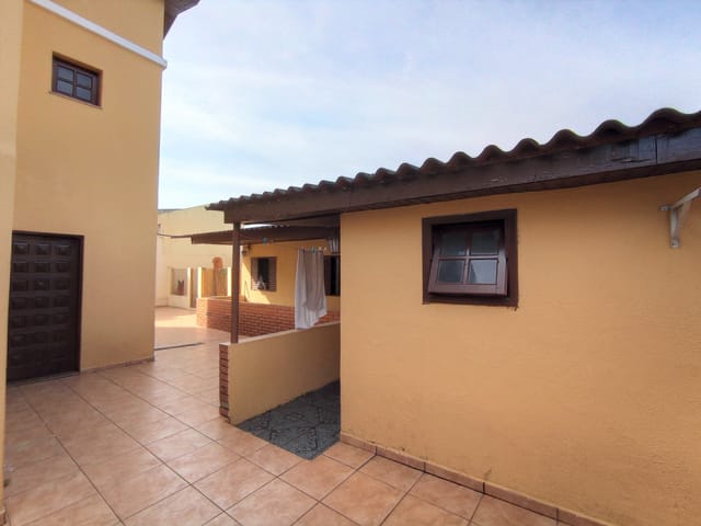 Casa com 390m² 4 quartos e 2 banheiros, à venda, no bairro Uvaranas em Ponta Grossa