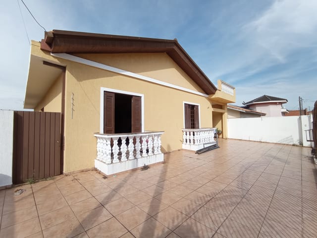 Casa com 390m² 4 quartos e 2 banheiros, à venda, no bairro Uvaranas em Ponta Grossa
