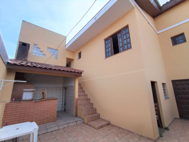 Casa com 390m² 4 quartos e 2 banheiros, à venda, no bairro Uvaranas em Ponta Grossa