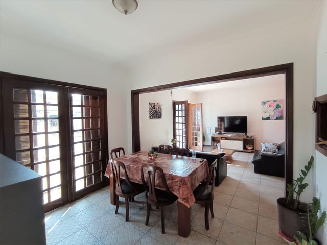 Casa com 390m² 4 quartos e 2 banheiros, à venda, no bairro Uvaranas em Ponta Grossa