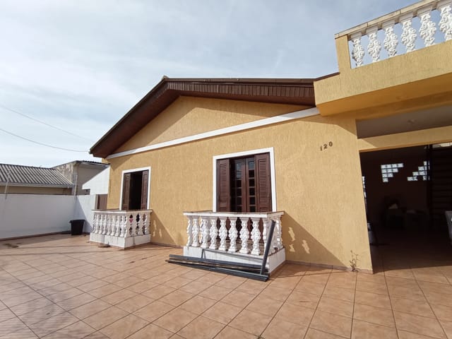 Casa com 390m² 4 quartos e 2 banheiros, à venda, no bairro Uvaranas em Ponta Grossa