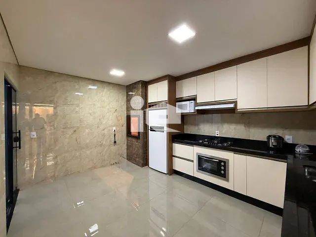 Casa 3 quartos e 2 banheiros, à venda, no bairro Jardim Nobre em Rolândia
