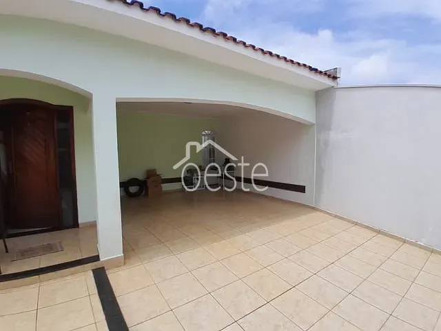 Casa com 250m² 3 quartos e 2 banheiros, à venda, no bairro Jardim São Francisco em Santa Bárbara D'Oeste