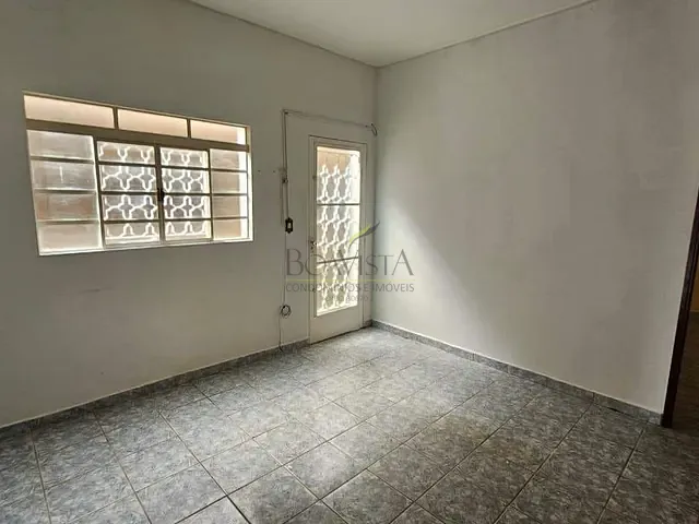 Casa 2 quartos e 1 banheiro, para alugar, no bairro Centro em Piracaia