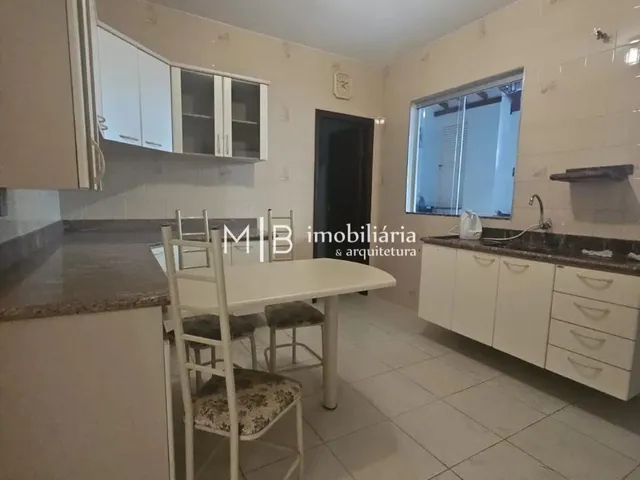 Casa 4 quartos e 3 banheiros, para alugar, no bairro Retiro em Lavras