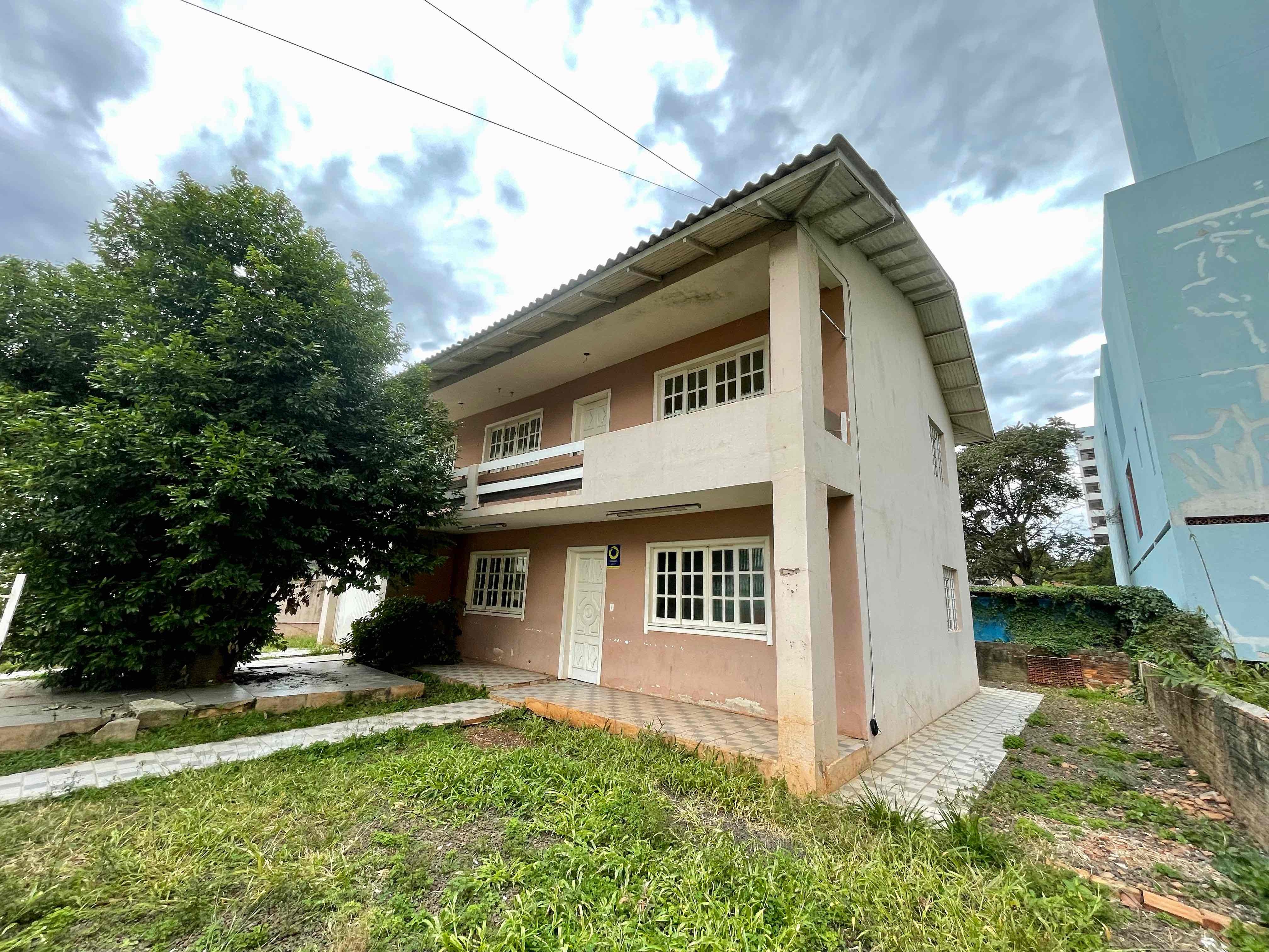 Casa para alugar com 3 dormitórios, 1 banheiro, 2 vagas de garagens e 180m² de área privativa no bairro Centro