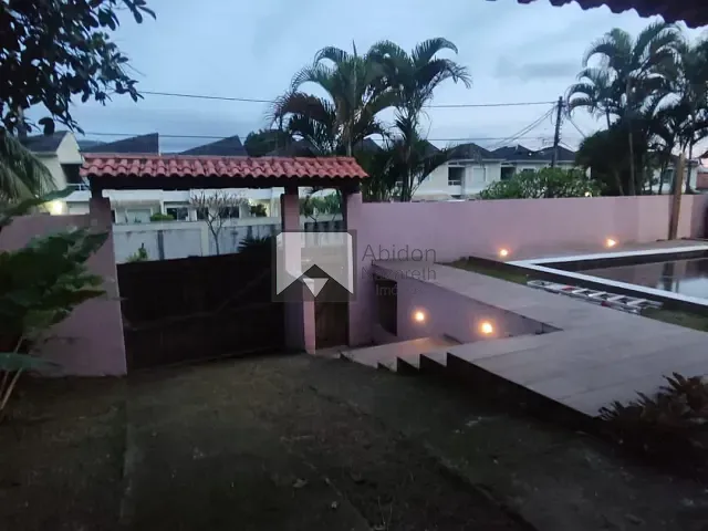 Casa com 450m² 4 quartos e 2 banheiros, à venda, no bairro Itaipu em Niterói