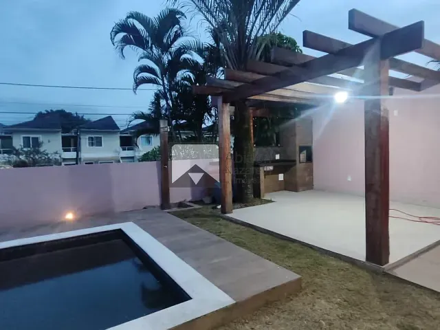 Casa com 450m² 4 quartos e 2 banheiros, à venda, no bairro Itaipu em Niterói