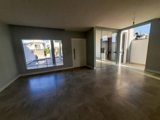 Casa com 300m² 3 quartos e 5 banheiros, à venda, no bairro Lagoa em Macaé