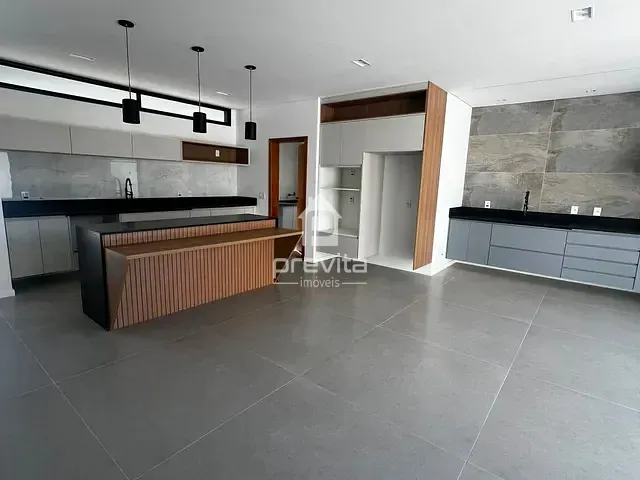 Casa com 350m² 3 quartos e 3 banheiros, à venda ou para alugar, no bairro Piracangaguá em Taubaté