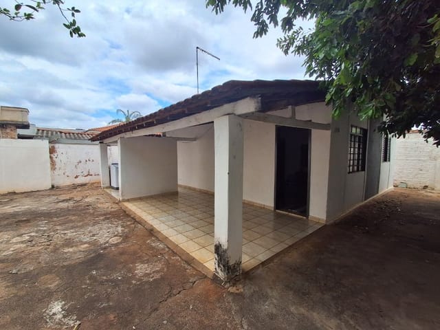 Casa com 190m² 2 quartos e 1 banheiro, à venda, no bairro Vila Silvares em Birigui