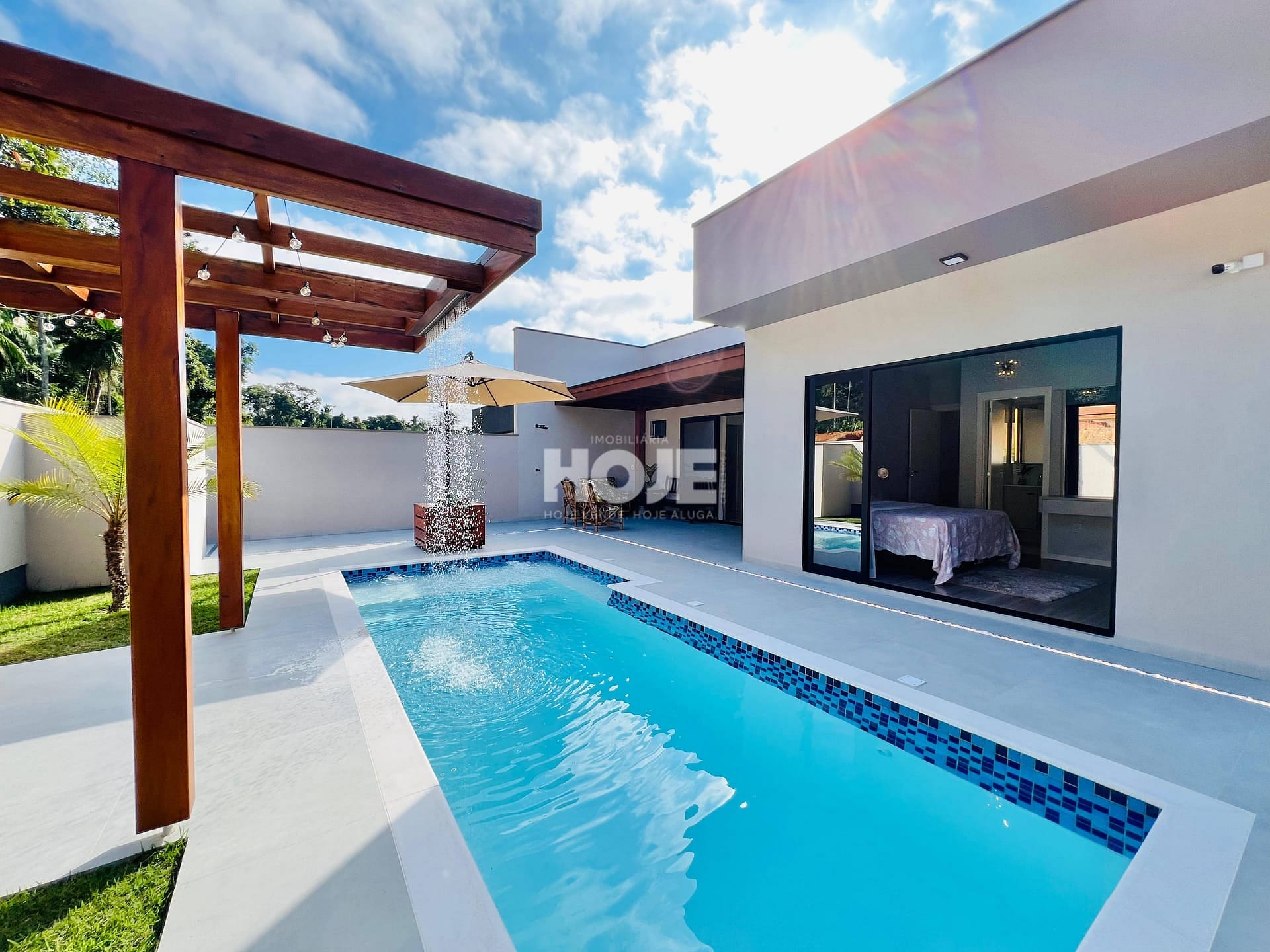 Maravilhosa casa moderna com piscina em Indaial - foto 1