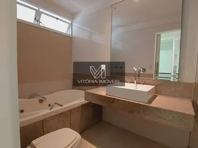 Casa com 575m², para alugar, no bairro Praia do Canto em Vitória