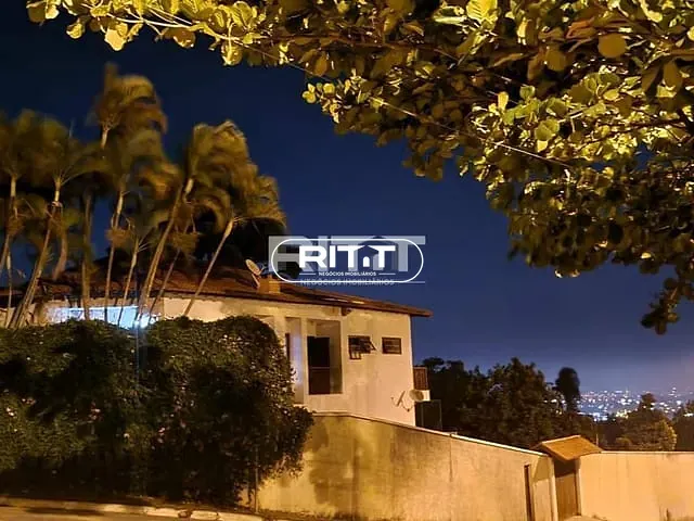 Casa com 1250m² 4 quartos e 8 banheiros, à venda, no bairro Bosque em Vinhedo