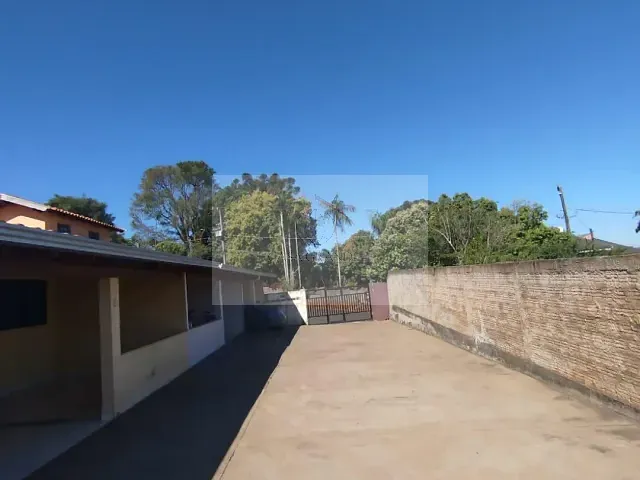 Casa 2 quartos e 1 banheiro, para alugar, no bairro Centro em Rolândia