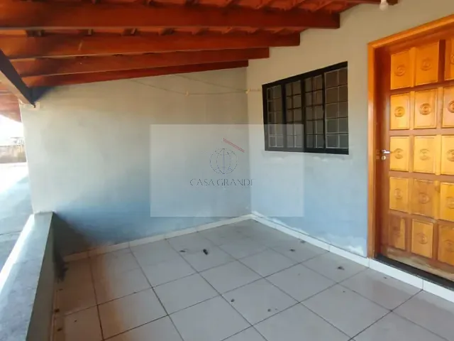 Casa 2 quartos e 1 banheiro, para alugar, no bairro Centro em Rolândia