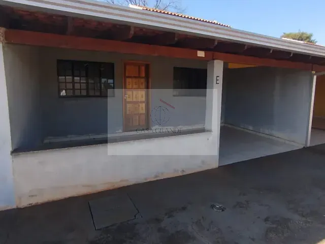 Casa 2 quartos e 1 banheiro, para alugar, no bairro Centro em Rolândia