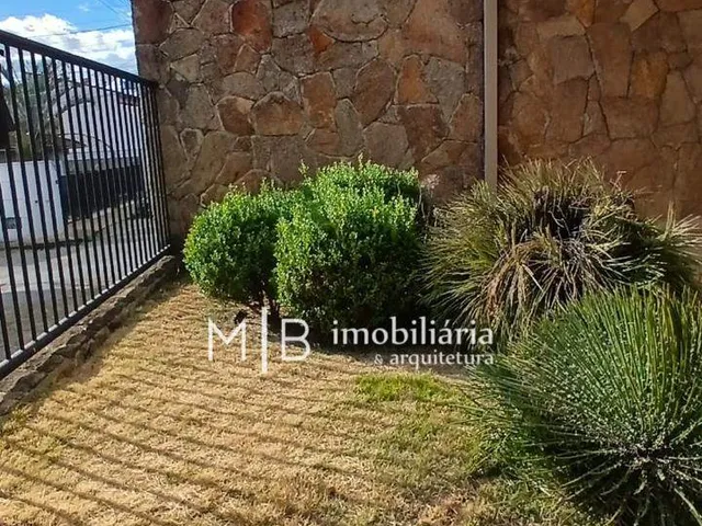 Casa com 700m² 5 quartos e 4 banheiros, para alugar, no bairro Centro em Lavras