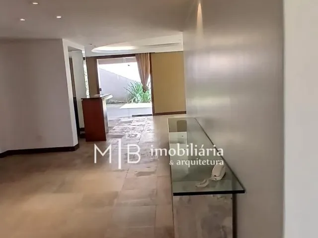 Casa com 700m² 5 quartos e 4 banheiros, para alugar, no bairro Centro em Lavras
