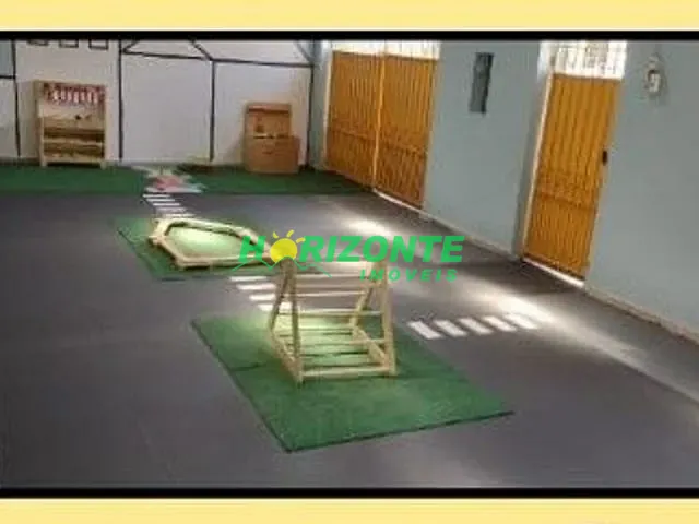 Casa com 300m² 1 quarto e 3 banheiros, à venda, no bairro Vila Industrial em São José dos Campos