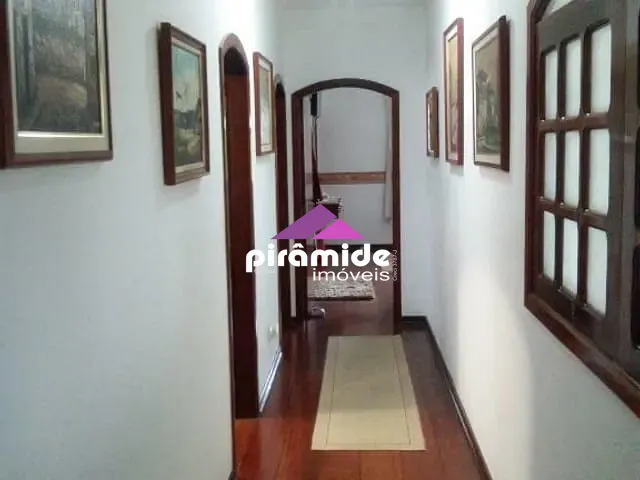 Casa com 700m² 3 quartos e 4 banheiros, à venda, no bairro Jardim das Colinas em São José dos Campos