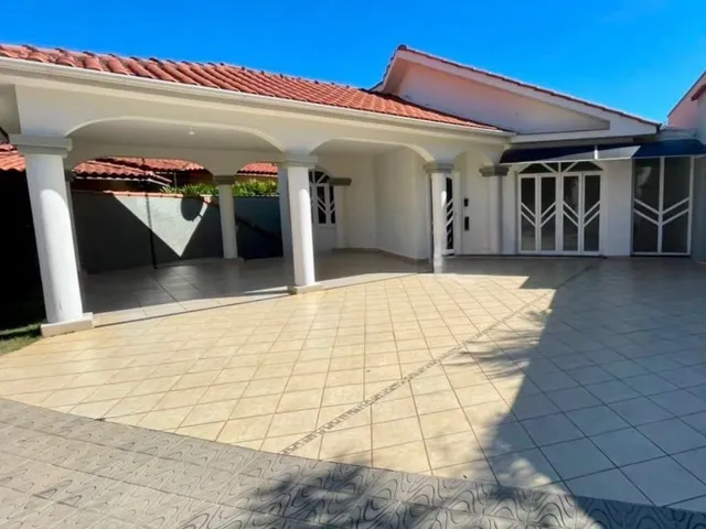 Casa 4 quartos e 4 banheiros, para alugar, no bairro Condomínio Flamboyants em Lavras