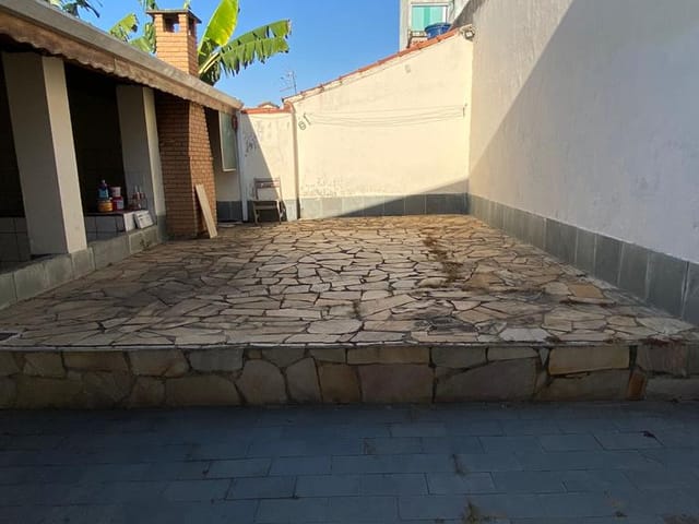 Casa 4 quartos e 2 banheiros, à venda, no bairro Jardim das Bandeiras em Taubaté