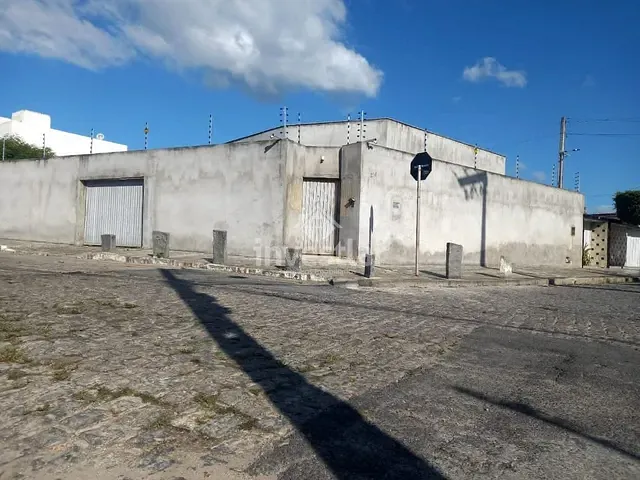 Casa com 444m² 3 quartos e 2 banheiros, à venda, no bairro Presidente Médici em Campina Grande