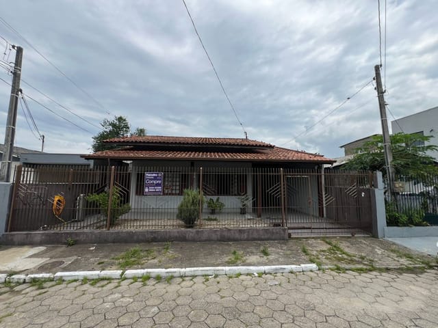 Casa 4 quartos e 3 banheiros, à venda, no bairro Cordeiros em Itajaí
