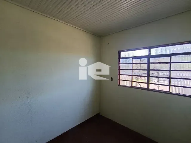 Casa 3 quartos e 1 banheiro, para alugar, no bairro Conjunto Habitacional Santiago em Rolândia