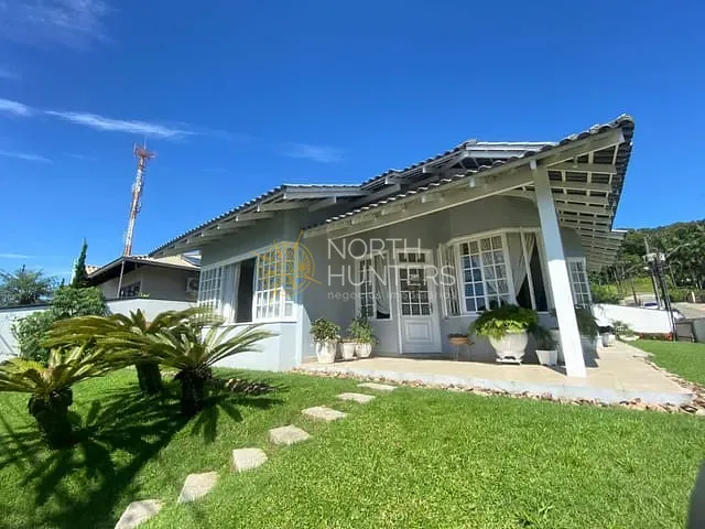 Casa com 286m² 3 quartos e 5 banheiros, à venda, no bairro Glória em Joinville