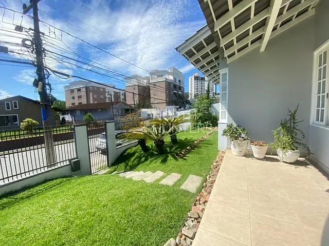 Casa com 286m² 3 quartos e 5 banheiros, à venda, no bairro Glória em Joinville
