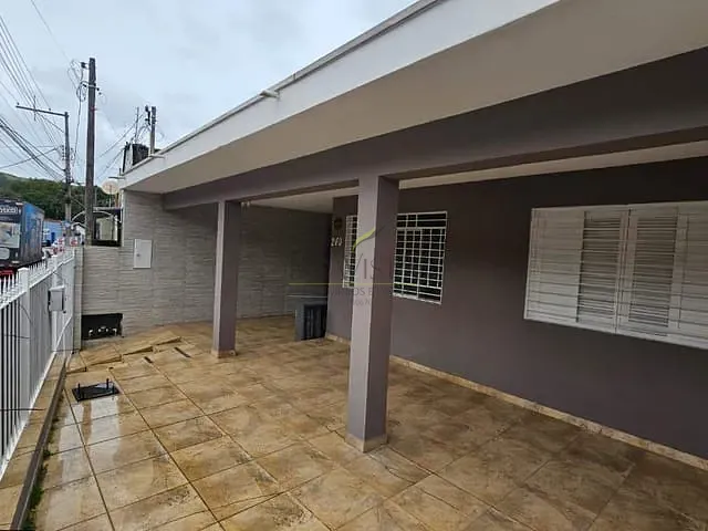 Casa 3 quartos e 2 banheiros, para alugar, no bairro Centro em Piracaia