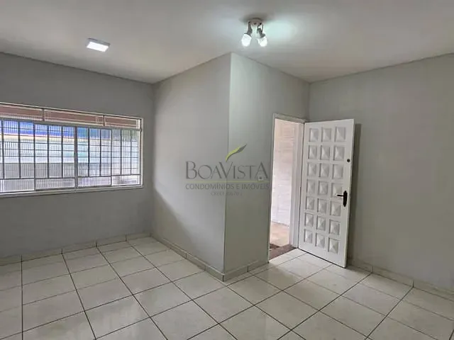 Casa 3 quartos e 2 banheiros, para alugar, no bairro Centro em Piracaia
