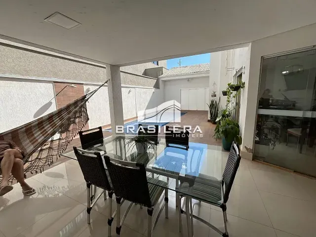 Casa 5 quartos e 5 banheiros, à venda, no bairro Jardins Madri em Goiânia