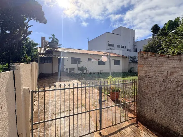 Casa com 600m² 5 quartos e 2 banheiros, à venda, no bairro Centro em Rolândia