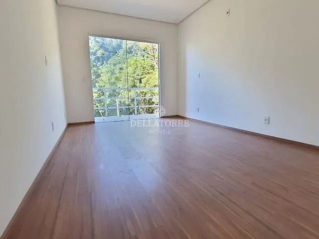 Casa com 213m² 4 quartos e 6 banheiros, à venda, no bairro Granja Guarani em Teresópolis