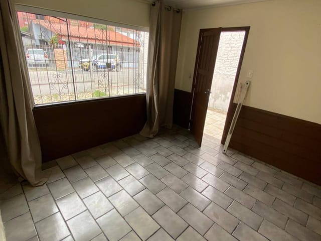 Casa 2 quartos e 1 banheiro, para alugar, no bairro Cordeiros em Itajaí