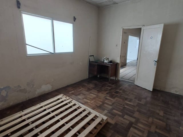 Casa com 245m² 6 quartos e 2 banheiros, à venda, no bairro Fragata em Pelotas