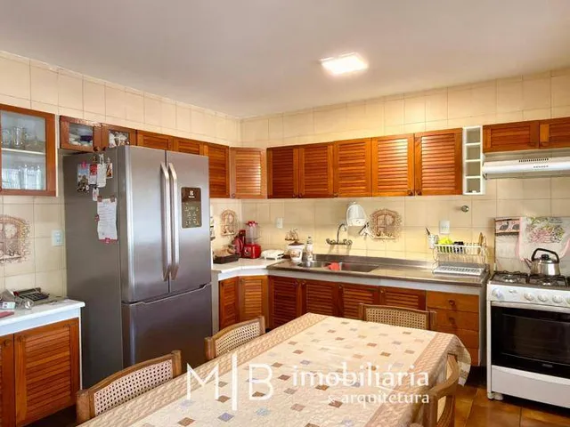 Casa 5 quartos e 5 banheiros, para alugar, no bairro Centenário em Lavras
